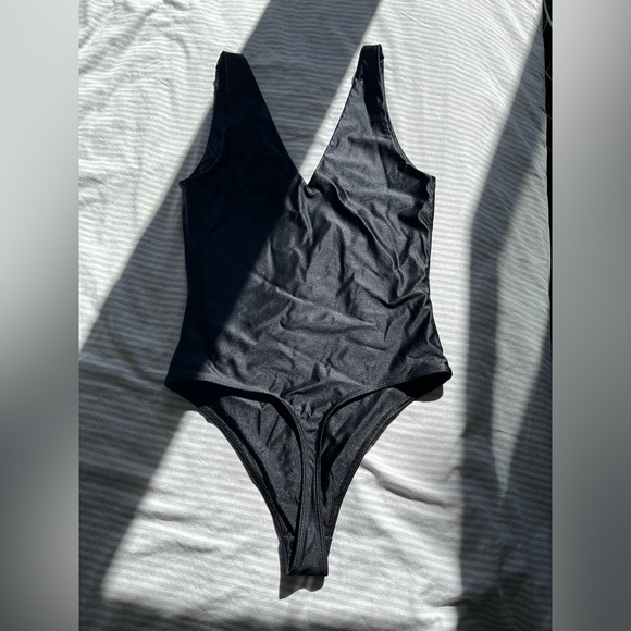 Babaton Contour V neck Bodysuit - Picture 7 of 7